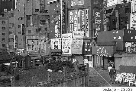 変わる街並み 昭和58年 新宿 赤色の写真素材