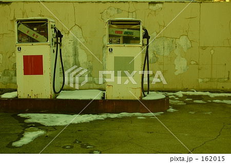 軽油 ｶﾞｿﾘﾝスタンド 昔のスタンド レトロ給油機の写真素材