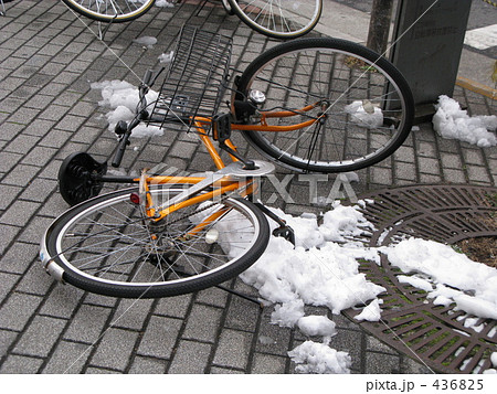 倒れた自転車の写真素材