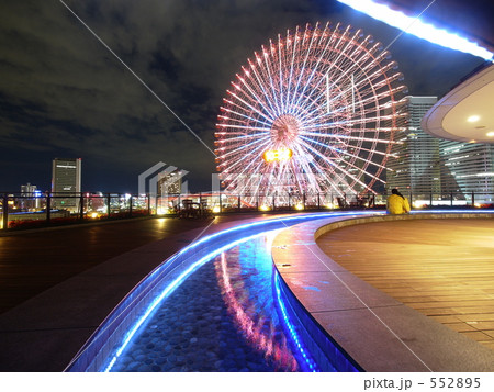 万葉倶楽部 足湯 みなとみらい 観覧車の写真素材