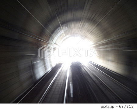 線路 トンネル 出口 逆光の写真素材