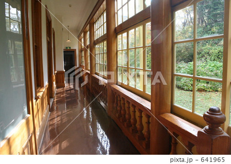 窓 窓枠 廊下 洋館の写真素材