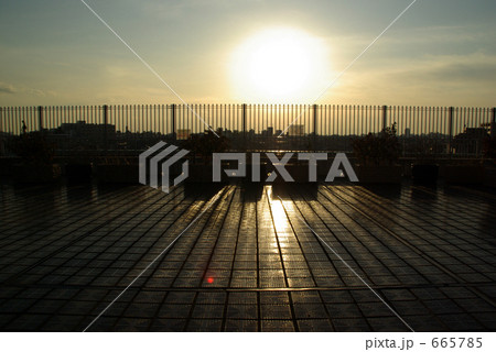 屋上 夕方 町並み タイルの写真素材 屋上 夕方 町並み タイルの写真素材