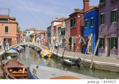 ブラーノ島 カラフル 町並み 運河の写真素材 - PIXTA