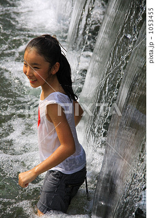 川遊び 少女 水遊び 滝の写真素材