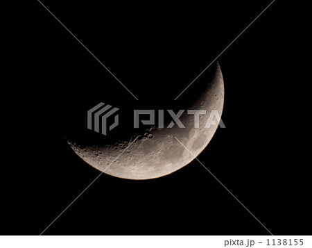 月 三日月 月面 クレーターの写真素材