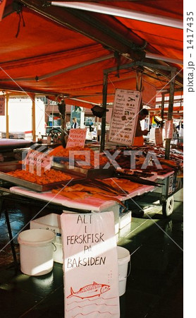 魚市場 赤色 ヨーロッパ オレンジ色 テントの写真素材