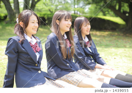 複数 高校生 制服 紺色の写真素材