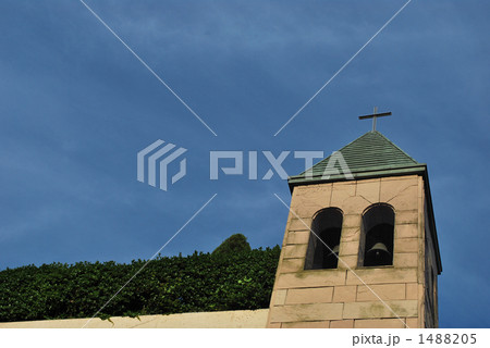 三角屋根 鐘 十字架 教会の写真素材 Pixta