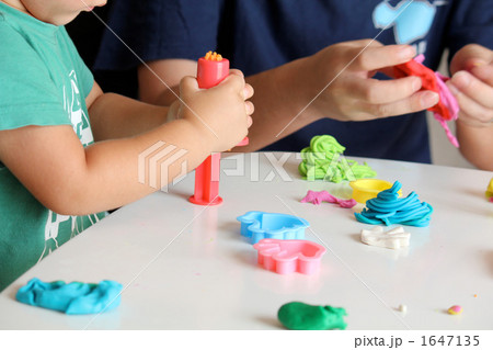 ねんど遊び 小麦ねんど 小麦粉粘土 型抜きの写真素材