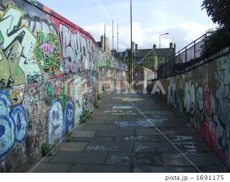 壁 落書き 海外 ヨーロッパ グラフィティの写真素材