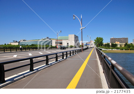 昭和大橋の車道の写真素材