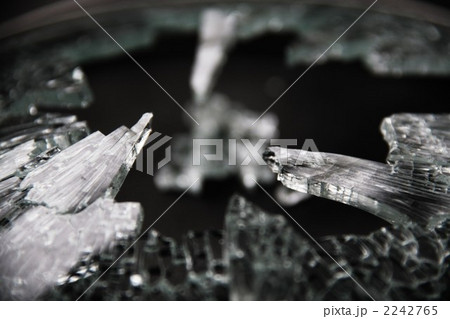 破片 ガラス 粉々 ガラス片の写真素材