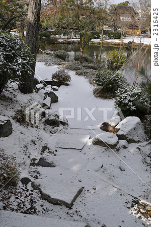 渉成园日式庭院池塘雪景日本庭园日本庭院照片素材