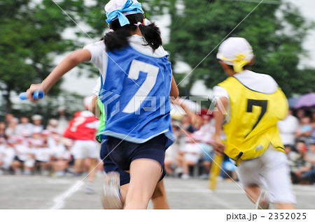 運動会 リレー 体育祭 春 選手 スポーツ 競争 トラックの写真素材