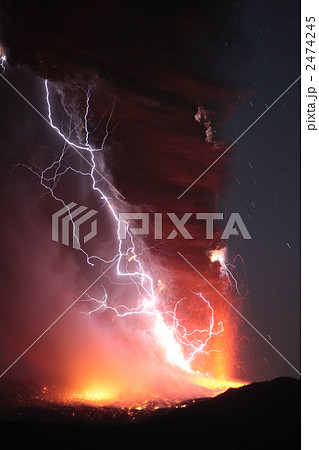 噴火雷 風景 活火山 噴火の写真素材