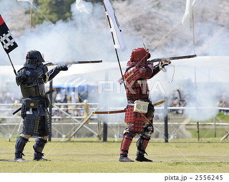 洋書◆侍の武器と防具写真集 本 サムライ 刀 銃 鉄砲 槍 甲冑 鎧 洋書◇侍の武器と防具写真集 本 サムライ 刀 銃 鉄砲 槍 甲冑 鎧