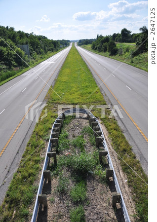 高速道路 ガードレール アメリカ 道の写真素材