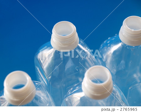 ペットボトル 飲み口 青 水の写真素材