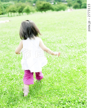 子供 外国人 ハーフ 園児 さわやか 女性 かわいいの写真素材