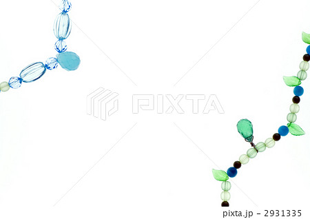 ビーズアクセサリー ビーズ 背景 透過光の写真素材