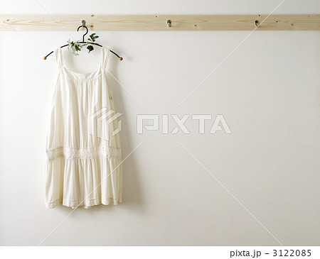 壁 洋服 ワンピース ハンガーの写真素材