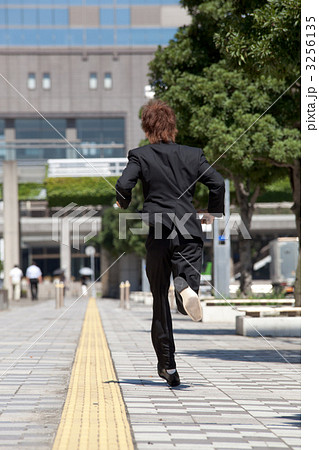 走り去る 1人の写真素材