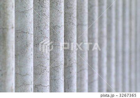 柱 整列 ひび テクスチャの写真素材