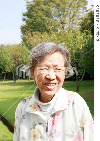 70歳以上 おばあちゃんの写真素材 - PIXTA
