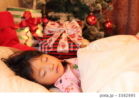 子供 寝顔 赤色 寝室の写真素材 子供 寝顔 赤色 寝室の写真素材