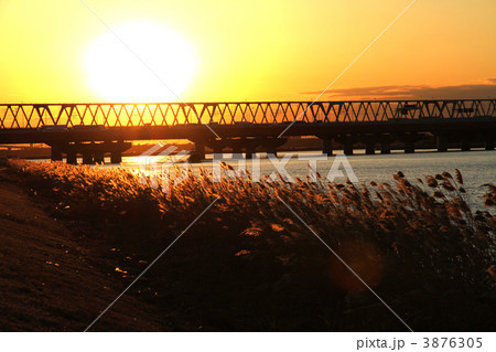 夕焼け 旧江戸川 陸橋 黄金色の写真素材 - PIXTA