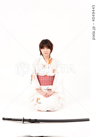 浴衣 日本刀 着物 女性の写真素材