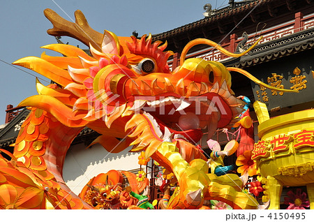 ランタンフェスティバル 龍 祭り 豫園の写真素材