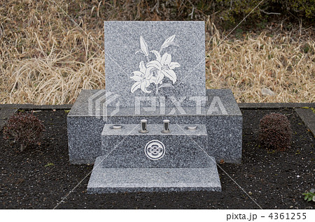 墓石 百合 花 草の写真素材