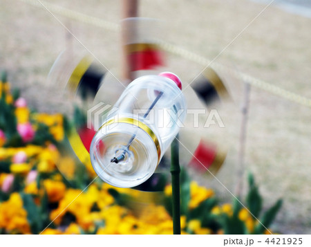風車 かざぐるま ペットボトル 花の写真素材