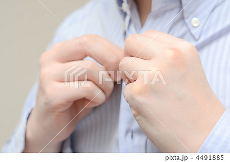 ワイシャツ 留める ボタン 人物の写真素材