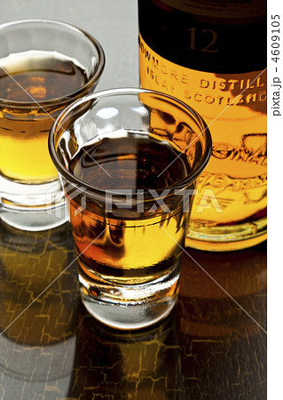 ショットグラス 飲物 ウィスキー 食器の写真素材