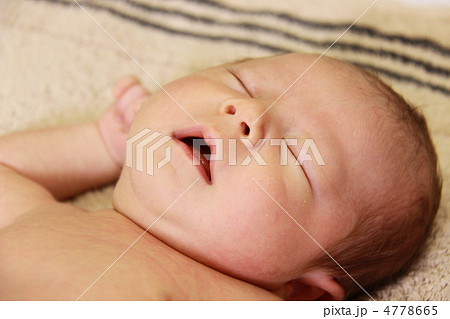 赤ちゃん 新生児 白人 ハーフ 男の子 外国人の写真素材
