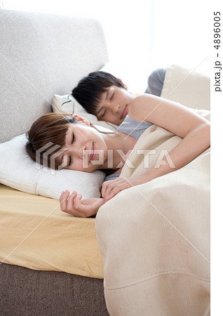 カップル 寝る 睡眠 眠るの写真素材