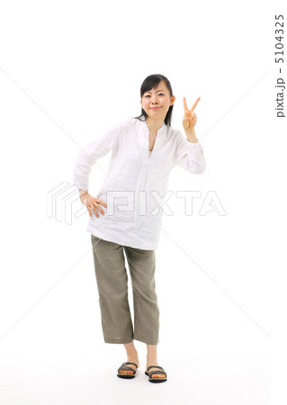 ピースサイン 女性 人物 モデルの写真素材 - PIXTA