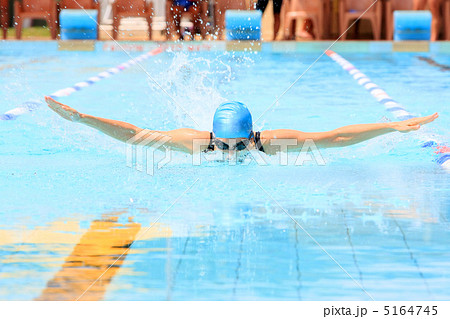 水泳 バタフライ 女性 泳ぐの写真素材