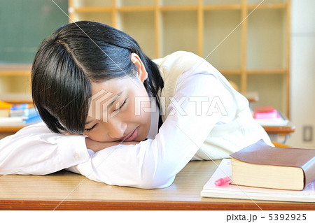 女の子 女子高生 寝る 机の写真素材 Pixta