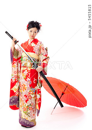 人物 女性 刀 日本刀 伝統 晴れ着 着物 振袖の写真素材