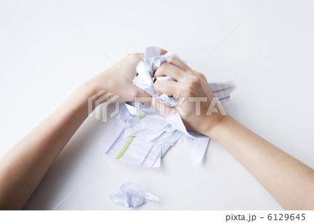 丸める 紙 1人 身体 手のブランド素材