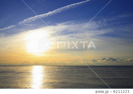 朝日 海 海上 綺麗の写真素材