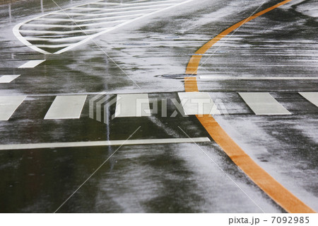 雨日 雨天 道路 道の写真素材 Pixta