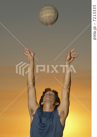 手 バレーボール ボール 腕の写真素材