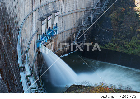 矢作ダム 放水 ダム 放流の写真素材