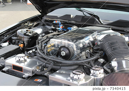 アメ車 エンジン スーパーチャージャー V8の写真素材