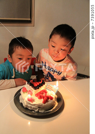 4歳 誕生日 ケーキ 手作りの写真素材 4歳 誕生日 ケーキ 手作りの写真素材